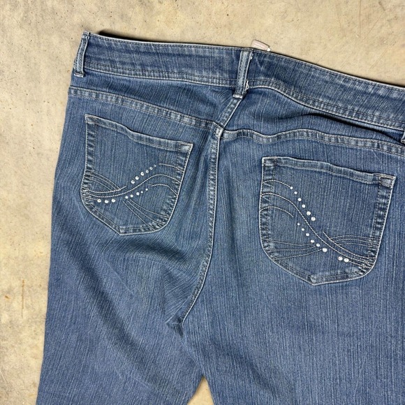 Chicos Slimming Crop Denim Jeans Stretch Fit Mid Rise Womens 2.5 36x21 - Picture 4 of 9